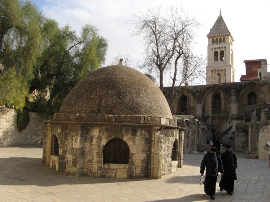 Cúpula en el centro del tejado del monasterio etiope en Jerusalén